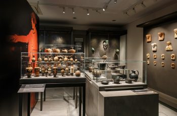 «Ένας συλλέκτης και ένας αρχαιολόγος από το παρελθόν συνομιλούν σε χρόνο μέλλοντα» – Η Αρχαιολογική Συλλογή Ιωάννη Λαμπρόπουλου